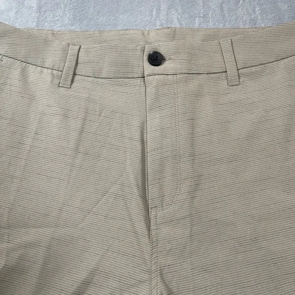 Vuori Mens Shorts Size 34 NWT Pebble Short Gravel Grey Performance Stretch - Picture 2 of 7